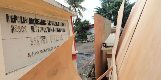 Polsek Ciracas Dirusak & Dibakar, Jokowi Minta Polri Tindak Tegas Pelaku