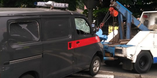 Mobil Rusak di Polsek Ciracas Akibat Diamuk Massa Diderek Polda Metro