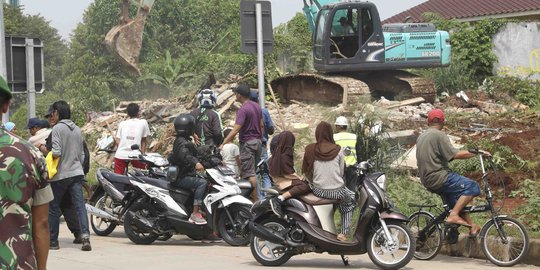 Eksekusi Lahan Terdampak Tol Cijago Jadi Tontonan Warga