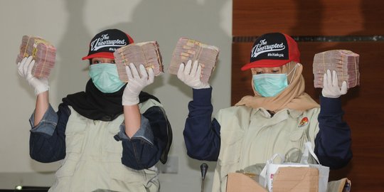 KPK Tunjukkan Barang Bukti OTT Bupati Cianjur Rp 1,5 miliar