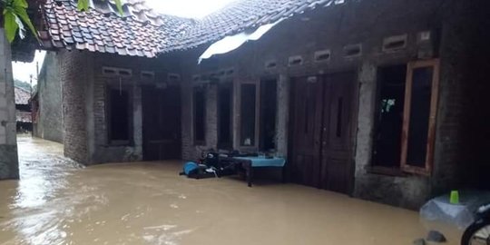 Sungai Meluap, Ratusan Rumah di Karawang Terendam Banjir