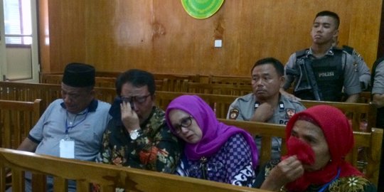 Diadili Kasus Suap, Bupati Labuhan Batu Menangis Bersama Keluarga