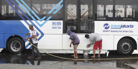 Jakmania Cuci Bus Transjakarta Karena Aksi Vandalisme