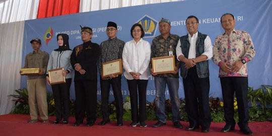 Sri Mulyani Saksikan Penyerahan Bantuan PT Geo Dipa ke Warga Bandung