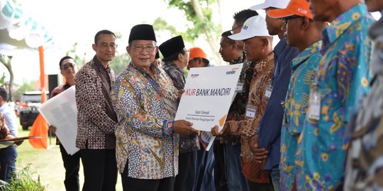 Menko Darmin Serahkan KUR Khusus Pengering Padi Rp 5,02 Miliar di Malang