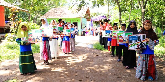 Keceriaan Anak-Anak di Taman Baca Kereta Commuter Indonesia