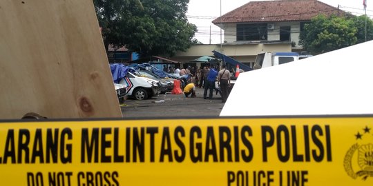 Polisi Cek CCTV Cari Pelaku Pembakaran Polsek Ciracas