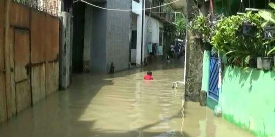Air Meluap, Rumah Penduduk di Bantaran Kali Bekasi Kebanjiran