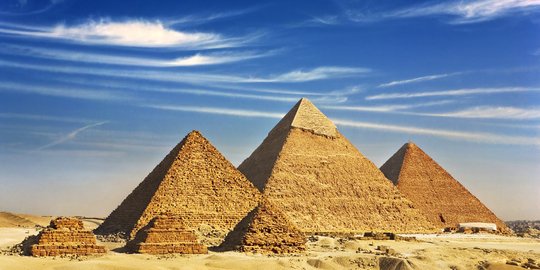 Pihak Berwenang Mesir Tangkap Dua Oknum Bantu Turis Foto Tak Senonoh di Piramida