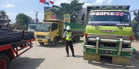 Bupati Tangerang Semprot Petugas yang Biarkan Truk Langgar Jam Operasional