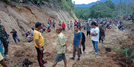 Pengendara Motor Tewas Tertimbun Longsor di Jalur Tobasa-Labuhan Batu