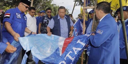 Datangi Pekanbaru, SBY Temukan Bendera & Baliho Demokrat Dirusak dan Dibuang ke Parit