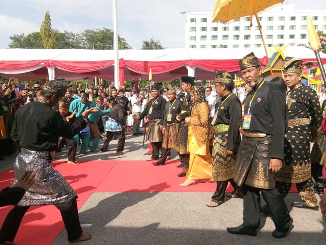 jokowi terima gelar adat melayu riau