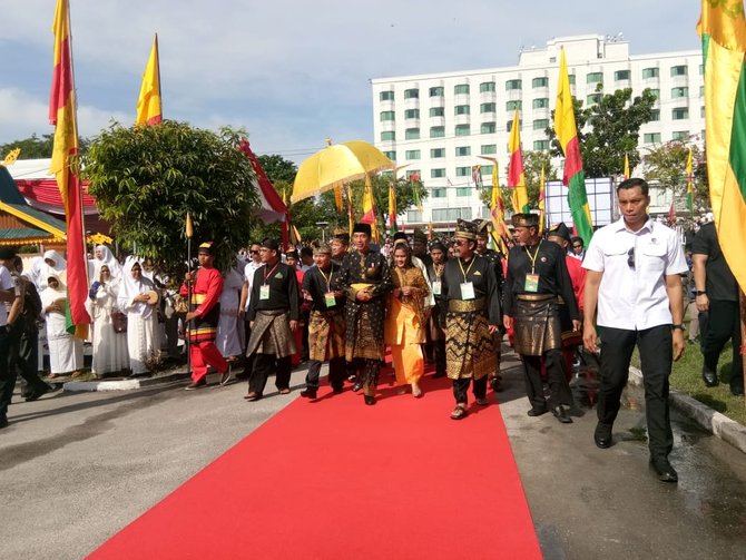 jokowi terima gelar adat melayu riau