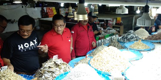 Blusukan Ke Pasar Sambu Medan, Hasto Sindir Kubu Sebelah Doyan Tanya Harga