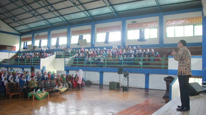 bupati pesisir selatan hendrajoni membuka acara pengelola dan penggiat paud