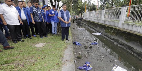 Bendera Demokrat Dirusak, SBY Bilang 'Saya Tak Berkompetisi dengan Bapak Jokowi'