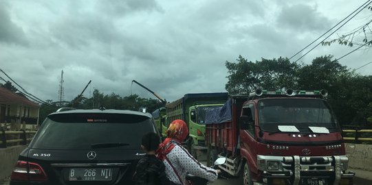 Protes Pembatasan Jam Operasional, Puluhan Truk Diparkir di Jalan Bogor-Tangerang