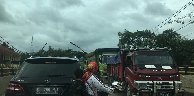 Protes Pembatasan Jam Operasional, Puluhan Truk Diparkir Di Jalan Bogor ...