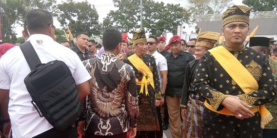  Berpakaian  Adat Melayu Jokowi Hadiri Festival Budaya di 