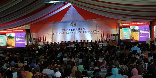 Jokowi Bagikan 6000 Sertifikat Tanah Bagi Warga Jambi