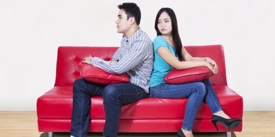 saat memandang pasangan atau tidak pernah saling tersenyum lagi rev1
