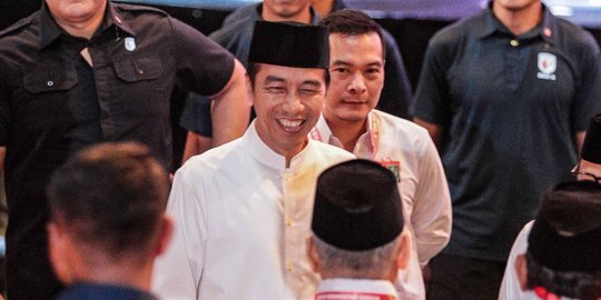 Kunjungan Kerja di Jatim, Jokowi Berpenampilan ala Santri