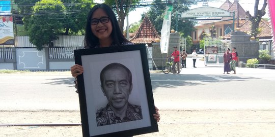 Sambil Bawa Lukisan, Wanita Cantik di Jombang Ini Rela Menunggu Kedatangan Jokowi