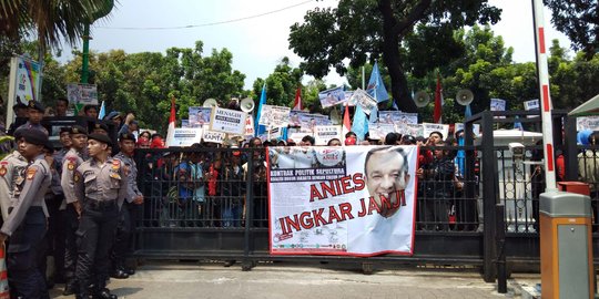 Anies Dinilai Ingkar Janji, Buruh Geruduk Balai Kota DKI