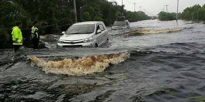 Jalan Lintas  Sumatera  Banjir Mobil dan Motor  Mogok 