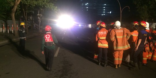 Petugas Amankan Jalan Gubeng Surabaya, Ambles Diperkirakan Sedalam 20 Meter