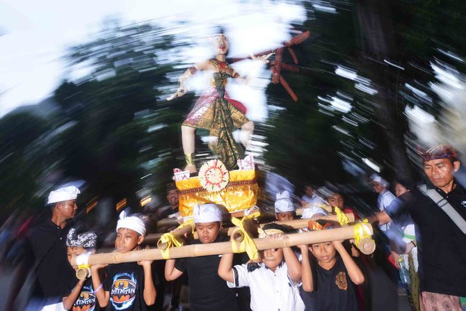 pawai ogoh ogoh di pura agung wira satya bhuana