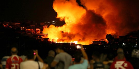 Saat Amukan Api Lahap Habis 600 Rumah di Brasil