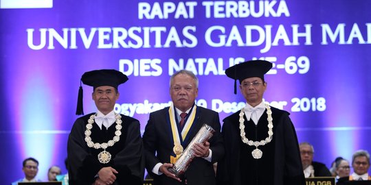 Menteri Basuki Terima Penghargaan HB IX Award dari UGM