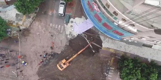 kejadian-kejadian tanah ambles di dunia mirip jalan gubeng surabaya