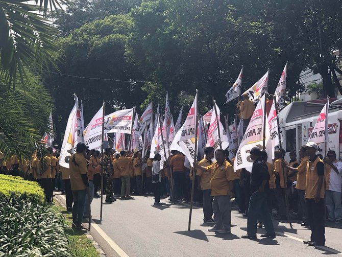 ratusan kader hanura demo di gedung kpu