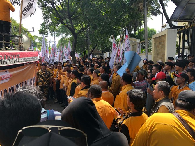 ratusan kader hanura demo di gedung kpu