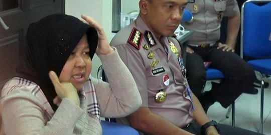 Masih Sakit, Risma Dipapah Tinjau Lokasi Jalan Gubeng Ambles