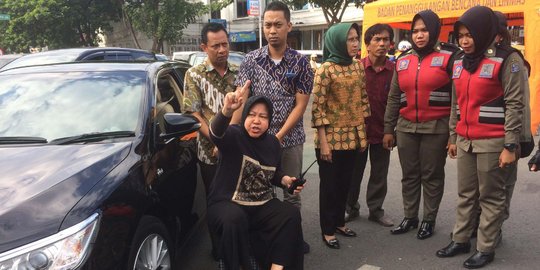 Pakai Kursi Roda, Risma Mencak-mencak Agar Truk Tak Dekat Amblesan Jalan Raya Gubeng