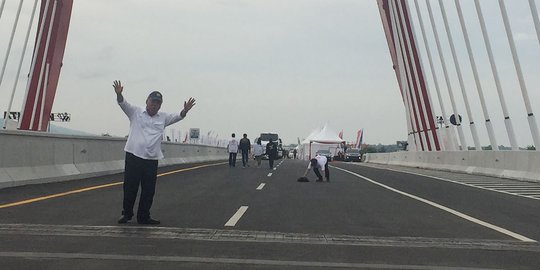 Pramono Anung Tiduran di Jembatan Kalikuto Rayakan Rampungnya Trans Jawa