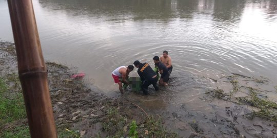 Mayat Bergelang Arema Ditemukan Warga Mengapung di Sungai Brantas