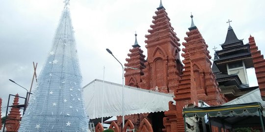 Jemaat Gereja di Bali Buat Pohon Natal Setinggi 11 Meter dari Botol