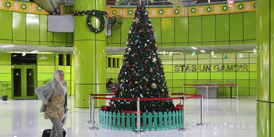 Jelang Akhir Tahun, Dekorasi Natal dan Tahun Baru Hiasi Stasiun Gambir