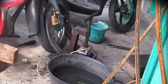 anak rela jadi tukang tambal ban rev1