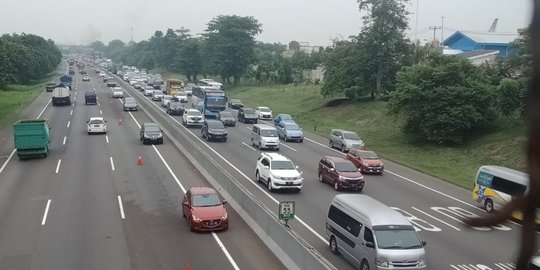 Terjadi Penumpukan Kendaraan, Contra Flow Diberlakukan di Tol Cikampek