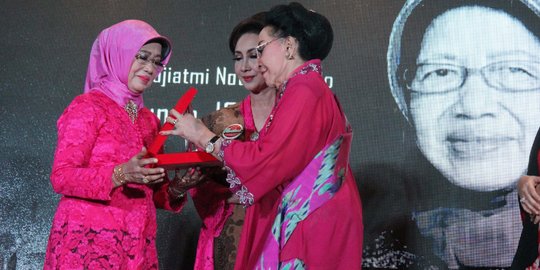Di Hari Ibu, Ibunda Jokowi Mendapat Penghargaan Perempuan Tangguh