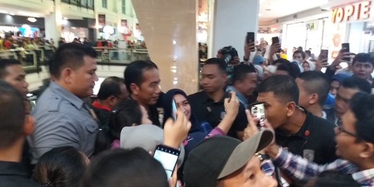 Kunjungi Mal Ratu Indah Makassar, Jokowi Bikin Heboh Pengunjung