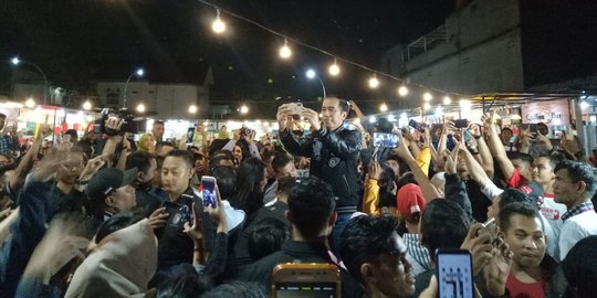 Malam Mingguan, Jokowi Nongkrong di Tempat Anak Gaul Makassar