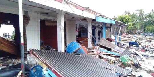 Puluhan Ambulans Mulai Evakuasi Jenazah Korban Tsunami di Tanjung Lesung