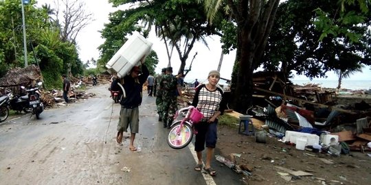 Dihantam Tsunami Banten, Begini Kerusakan di Pantai Carita